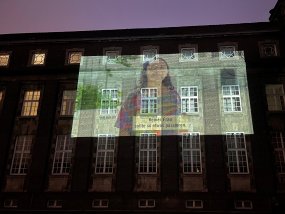 Bilder von Menschen aus aller Welt, die menschenrechtswidrigen Repressionen ausgesetzt sind, leuchteten vom alt-ehrwürdigen Gemäuer des Gymnasiums am Moltkeplatz. Die Aktion war Teil der Ernennung der Schule zur „Schule ohne Rassismus, Schule mit Courage“ organisiert.